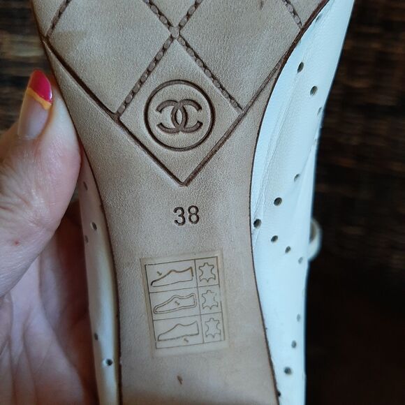 CHANEL Peep Toe Mary Jane Pumps 38 Cream Perforated Leather Heels Logo Old Money - Picture 15 of 15